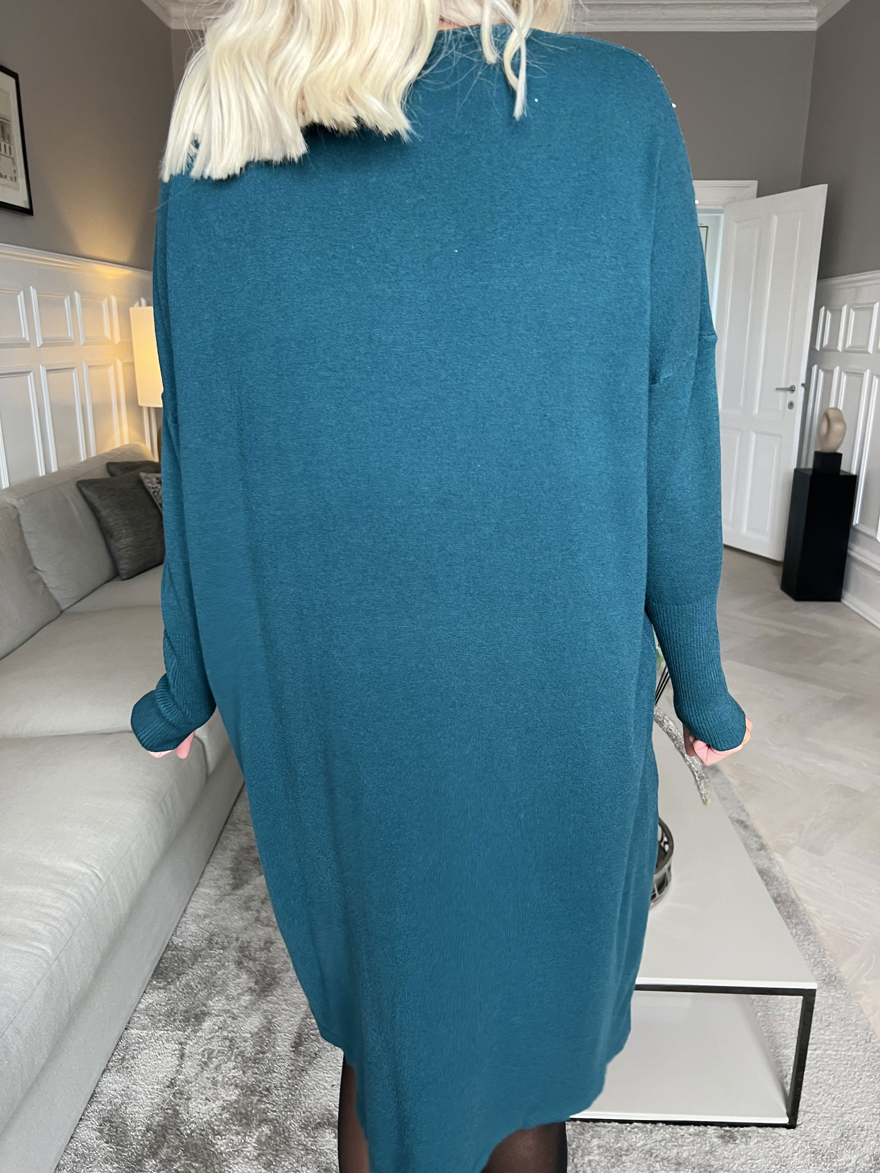 Yasha - Blød strikkjole i strækbart stof pyntet med similisten